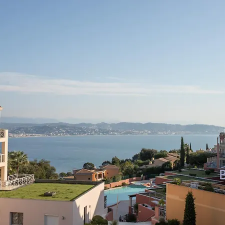 Petit Coin De Paradis Avec Vue